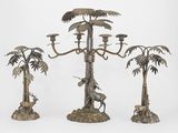 trois chandeliers en métal ornés de palmiers et d'animaux