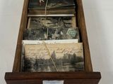 une boîte en bois contenant un tas de vieilles photos