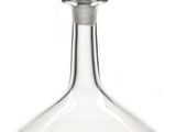 une image représentant une carafe en verre sur fond blanc
