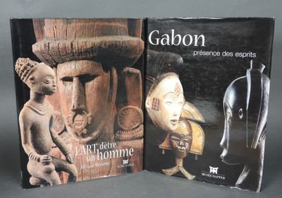 deux livres posés sur une table, à côté d'une statue représentant un homme et une femme