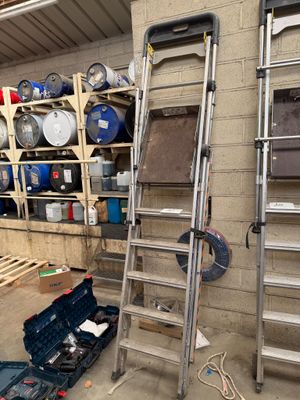 une échelle appuyée contre un mur dans un garage