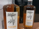 deux bouteilles d'alcool posées l'une à côté de l'autre sur une table