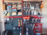 un vaste choix d'outils en vente dans le magasin