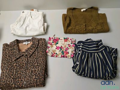 de nombreux types de vêtements différents disposés sur une table
