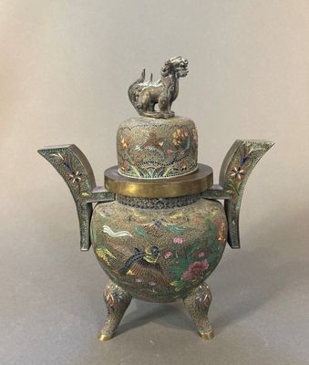 JAPON - Vers 1900 Brûle-parfum tripode en bronze et émaux ch…