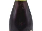 une bouteille de vin posée sur une table