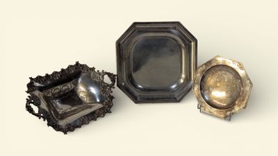 Réunion de trois plats de présentation en métal argenté, l'u…