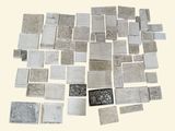 un tas de parpaings sur une surface blanche