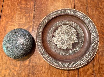 un bol et une pierre posés sur une table en bois