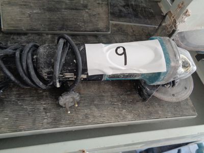 une photo d'une machine sur laquelle figure un numéro