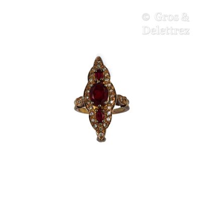 gros plan d'une bague avec une pierre rouge entourée de diamants