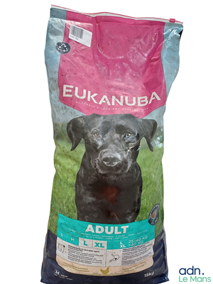un sac de croquettes pour chien sur lequel figure un chien noir