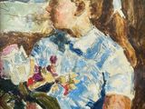 portrait d'une jeune fille tenant un bouquet de fleurs à la main