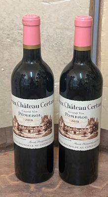 deux bouteilles de vin posées sur une table en bois