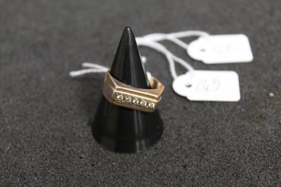 une bague en or surmontée d'un cône noir