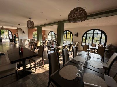 -17 tables carrées pied central et plateau en stratifié faux… - Photo 1