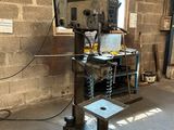 une image d'une machine située dans un bâtiment