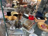 une vitrine en verre contenant de nombreux objets en verre
