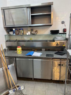 une cuisine équipée d'un évier, d'une cuisinière, d'un lave-vaisselle et d'autres éléments