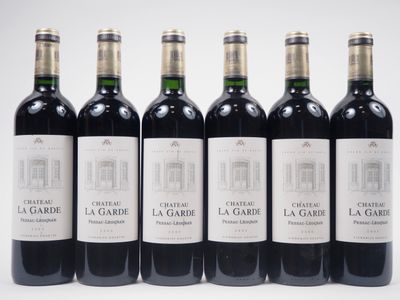 six bouteilles de vin rouge sont alignées