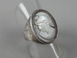 une image représentant une bague en argent ornée d'un camée représentant le visage d'un homme