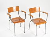 deux chaises assises l'une à côté de l'autre sur une surface blanche