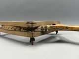 une boîte en bois munie d'une poignée et d'une autre poignée