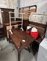 LOT DE MEUBLES DONT TABLE, BANC EN BOIS SCULPTE, TETE DE LIT…