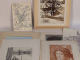 une table sur laquelle sont posés tout un tas de dessins et de photos