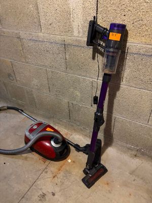 un aspirateur posé sur le sol à côté d'un mur