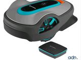 une image représentant une tondeuse robotisée équipée d'une télécommande