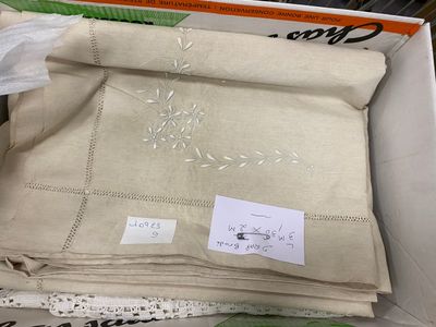 une boîte contenant un grand nombre d'objets différents