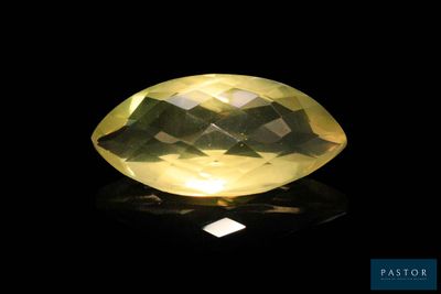 une pierre de quartz jaune sur une surface noire