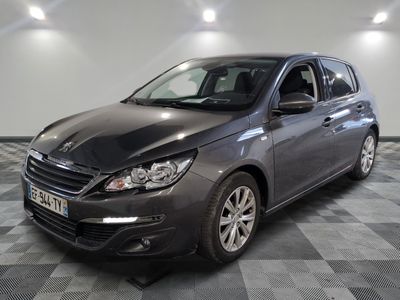la voiture grise est garée sur un sol en damier dans le garage