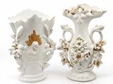 deux vases blancs ornés de fleurs, posés sur une surface blanche