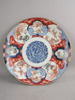 Grand plat en porcelaine Imari à décors d'oiseaux et végétau…