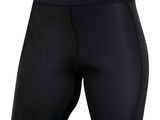 un gros plan sur un homme vêtu d'un short noir et torse nu