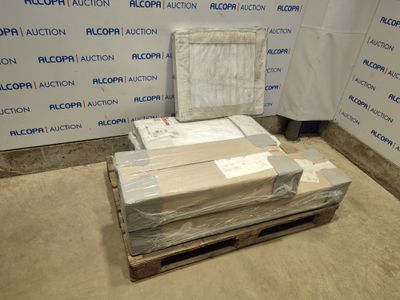 une palette remplie de cartons posée par terre devant un mur
