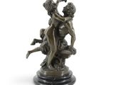une statue en bronze représentant deux hommes en train de lutter, posée sur un socle en marbre