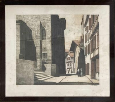 une vieille photo montrant un homme marchant dans la rue devant un immeuble