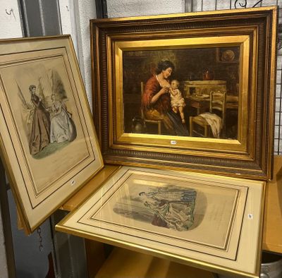 deux photos encadrées représentant une femme et un enfant, posées sur une table