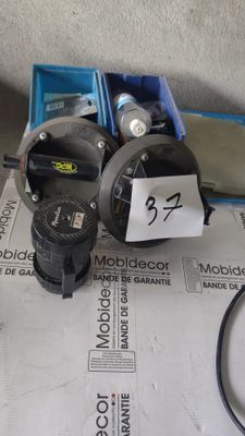 une photo montrant deux vannes posées sur une table