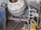 un tas d'ordures dans un coin d'un immeuble