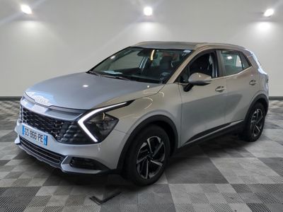 un SUV argenté garé dans un showroom au sol carrelé
