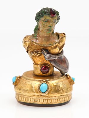 une image représentant une statue d'une femme assise sur un plateau en or
