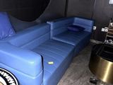 un canapé bleu et une table basse dans une pièce