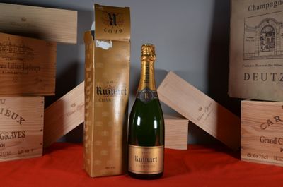 une bouteille de champagne et une boîte de vin posées sur une table