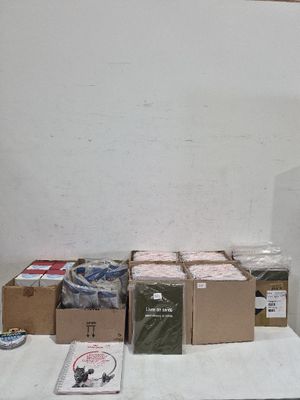 plusieurs cartons contenant des objets, posés sur une table dans une pièce