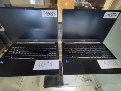 deux ordinateurs portables posés sur une table, avec leurs étiquettes de prix