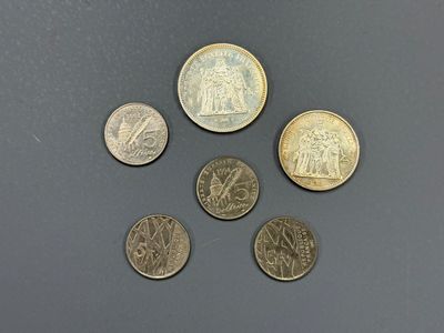 six types de pièces différents posés sur une table